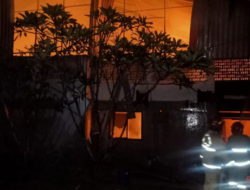 PT Genteng Mutiara di Kecamatan Legok Tangerang Hangus Terbakar