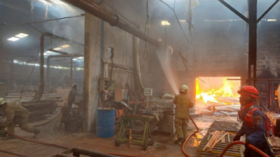 Pabrik Furniture di Kawasan Industri Manis Tangerang Hangus Terbakar