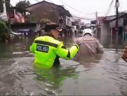 Banjir di Hari Pencoblosan, Kapolres Metro Tangerang Kota Sigap Arahkan Logistik ke Tempat Aman